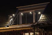 bei Nacht: Balkon-Geländer mit eingefrästen LED-Lichtern